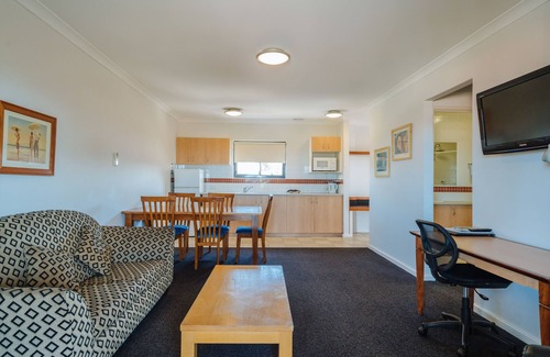 Mount Pleasant Hotel | Canning Bridge Auto Lodge