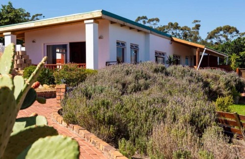 Helderberg Rural Cabina | CAPELANDS RESORT- GARDEN COTTAGE #1
