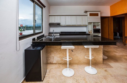 Alfredo V. Bonfil Hotel | Capital O Cancun International Airport 24/7,