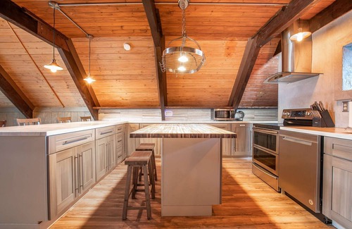 Ocean Shores Hotel | Captain's Quarters - Luxury Apartment in Hotel Near Beach, Jetted Tub, Fireplace, Pet Friendly