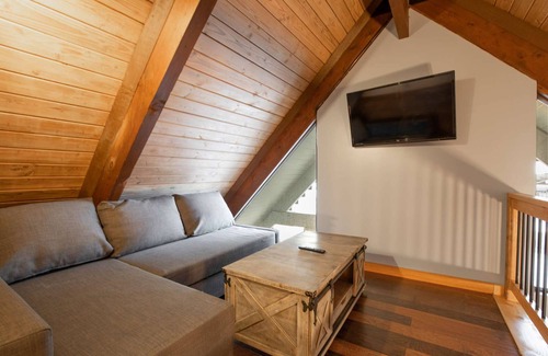 Ocean Shores Hotel | Captain's Quarters - Luxury Apartment in Hotel Near Beach, Jetted Tub, Fireplace, Pet Friendly