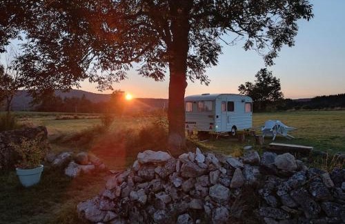 Sauvessanges Otro | Caravane Vintage insolite avec jacuzzi au calme