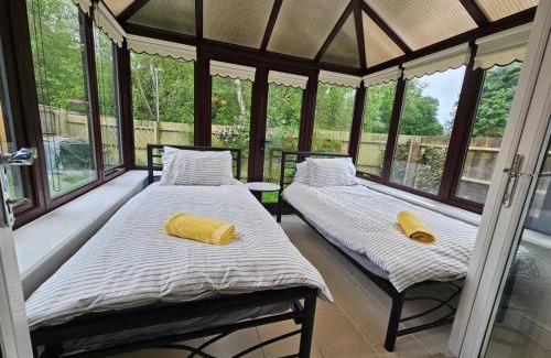 Lydiard Tregoze Casa | Carey House Long Stays Free Parking and WI-FI