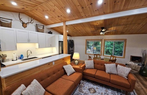 Woodsville Casa | Caribou Cabin – Fireside & Hot Tub Retreat