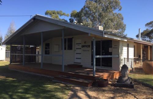 Hillgrove Hotel | Carinya Caravan Park