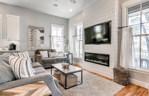 Eufaula Casa | 3 habitaciones, 2 baños casa de dos pisos con una envoltura alrededor de portales en ambos niveles