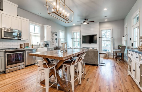 Eufaula Casa | 3 habitaciones, 2 baños casa de dos pisos con una envoltura alrededor de portales en ambos niveles