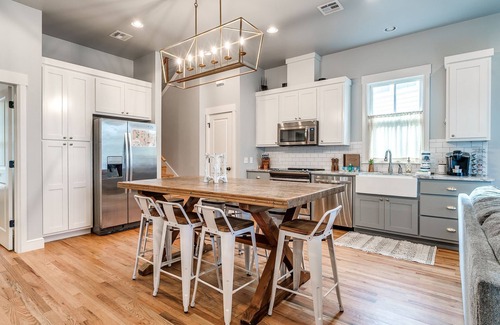 Eufaula Casa | 3 habitaciones, 2 baños casa de dos pisos con una envoltura alrededor de portales en ambos niveles