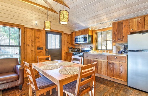 Lake Junaluska Cabaña | NUEVO ALQUILER! Carruth Cottage studio duerme 4. Camina hasta el centro de conferencias del lago Junaluska, lago, jardín de rosas