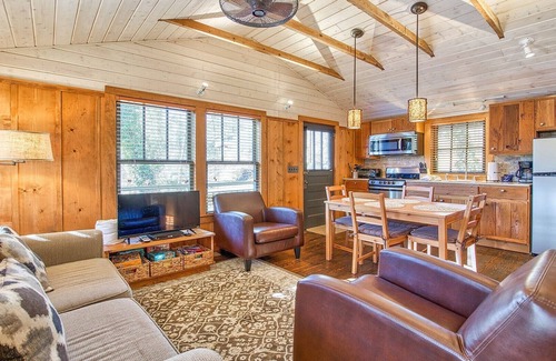 Lake Junaluska Cabaña | NUEVO ALQUILER! Carruth Cottage studio duerme 4. Camina hasta el centro de conferencias del lago Junaluska, lago, jardín de rosas