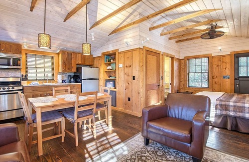 Lake Junaluska Cabaña | NUEVO ALQUILER! Carruth Cottage studio duerme 4. Camina hasta el centro de conferencias del lago Junaluska, lago, jardín de rosas