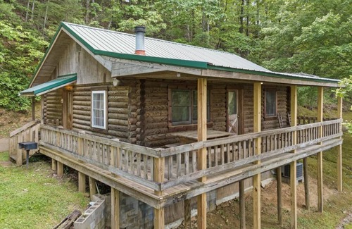 Tate Cabina | Carters Lakeside Log Cabin #1. Located in Carters Lake Marina, with boat slip !