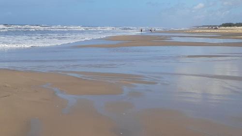 Balneario Arroio do Silva Casa | Casa Amarela próximo ao mar com mesa de Sinuca, 100 mts - 2 km do centro