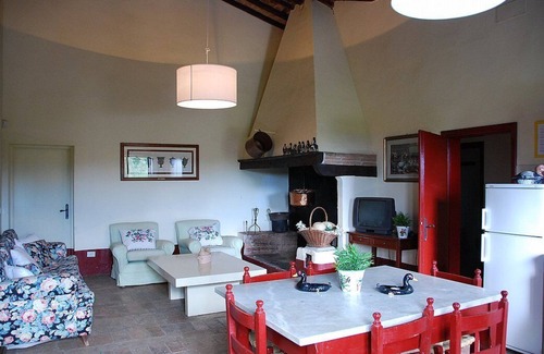 Castelfiorentino Casa | Casa Cassiodoro A es una antigua granja y pintoresco rodeado de viñedos y olivares, para seis personas. Casa Cassiodoro A es de unos 100 metros cuadrados, y cuenta con una piscina compartida, un jardín privado, aire acondicionado y calefacción.