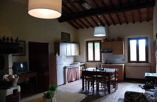 Castelfiorentino Casa | Casa Cassiodoro A es una antigua granja y pintoresco rodeado de viñedos y olivares, para seis personas. Casa Cassiodoro A es de unos 100 metros cuadrados, y cuenta con una piscina compartida, un jardín privado, aire acondicionado y calefacción.