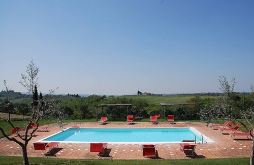 Castelfiorentino Casa | Casa Cassiodoro A es una antigua granja y pintoresco rodeado de viñedos y olivares, para seis personas. Casa Cassiodoro A es de unos 100 metros cuadrados, y cuenta con una piscina compartida, un jardín privado, aire acondicionado y calefacción.