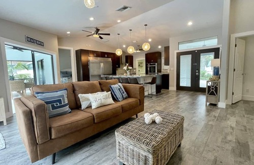 Palm River Estates Casa | Casa Coastal Feliz