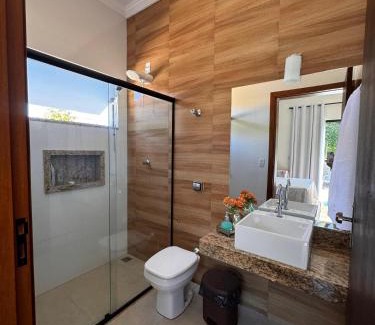 Capitolio Casa | Casa com piscina vista para lago, 03 quartos confortáveis