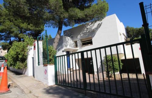 Llanca Casa | Casa con Jardín a 100m de la Playa de la Farella, Wifi y Garaje Privado - ES-228-175