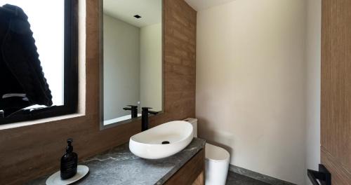 Valle de Bravo Villa | Casa Cundi, Contemporary Living in Nature