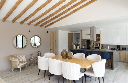 Copacabana Cabaña | Casa de campo muy cerca a Medellin con piscina y jacuzzy.