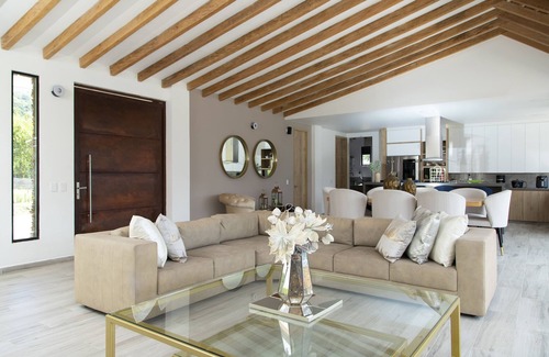 Copacabana Cabaña | Casa de campo muy cerca a Medellin con piscina y jacuzzy.