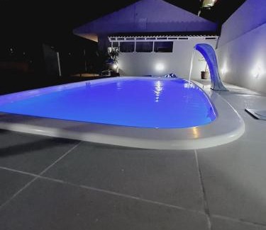 Governador Celso Ramos Casa | Casa de três dormitórios com piscina, 30 mt da praia