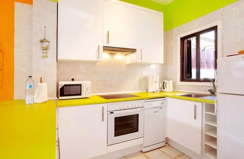 Chayofa Casa | Casa Dos Angeles - Colorida casa vacacional con 2 terrazas y piscina.