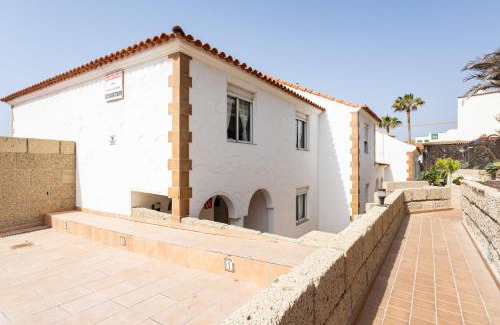 Poris de Abona Villa | Casa Higo - Private pool - Ocean View - BBQ - Terrace - Free Wifi - Child & Pet-Friendly - 3 bedrooms - 6 people