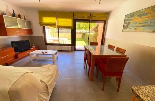 L'Escala Casa | Casa l'Escala, piscina comuntària i jardí privat