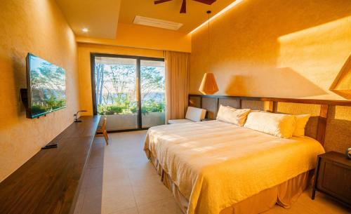 La Cruz Villa | Casa Lagom, Luxurious Oasis with Infinity Pool!