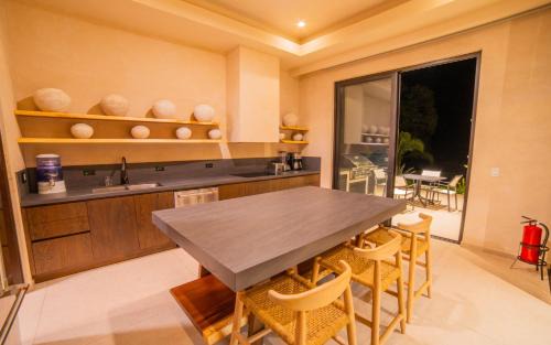 La Cruz Villa | Casa Lagom, Luxurious Oasis with Infinity Pool!