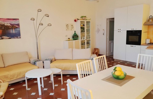 Vietri sul Mare Apartamento | Casa Sebastian - con gran terraza con vistas al mar, a pocos pasos de la playa.