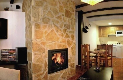 Santibanez de la Sierra Cabaña | Suite Rural para 2 personas con salón chimenea y cabinas de hidromasaje.
