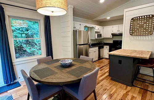 Cashiers Cabaña | Cashiers Cottage - central location, 5 min to downtown, dog-friendly