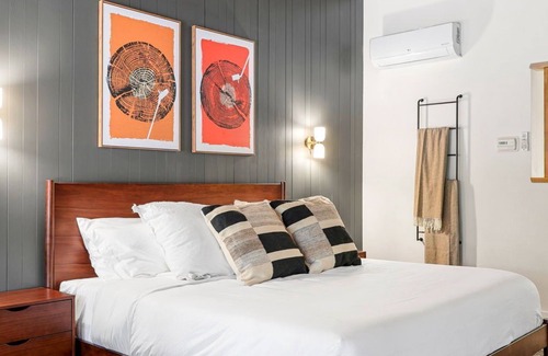 Dunsmuir Hotel | Cave Springs Resort Hotel Room 5 (Visit Mt Shasta)