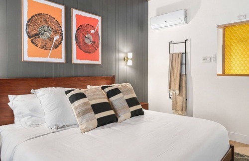 Dunsmuir Hotel | Cave Springs Resort Hotel Room 5 (Visit Mt Shasta)