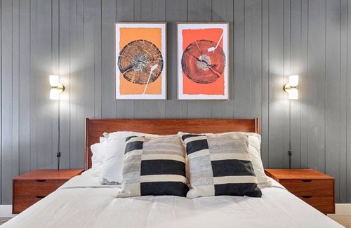 Dunsmuir Hotel | Cave Springs Resort Hotel Room 5 (Visit Mt Shasta)