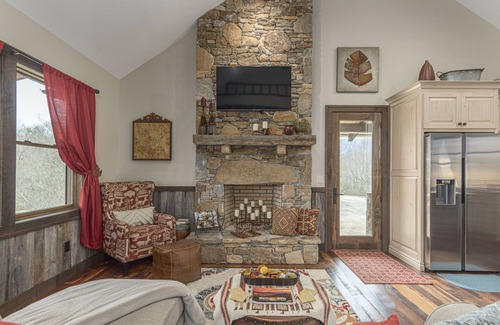 Waynesville Casa | Cedar Cliff Cabin at Rivers Edge Rentals. Luxurious reclaimed 125 year old cabin