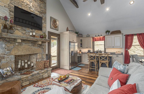 Waynesville Casa | Cedar Cliff Cabin at Rivers Edge Rentals. Luxurious reclaimed 125 year old cabin