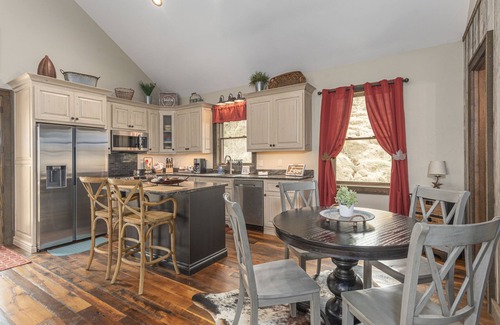 Waynesville Casa | Cedar Cliff Cabin at Rivers Edge Rentals. Luxurious reclaimed 125 year old cabin