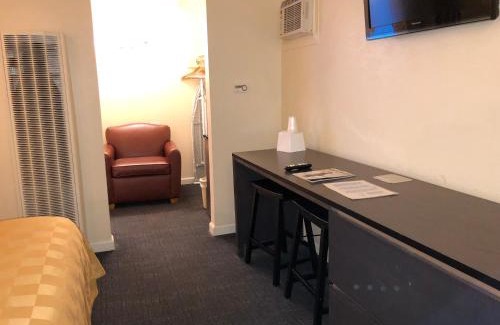 Lakeside Park Hotel | Cedar Inn & Suites