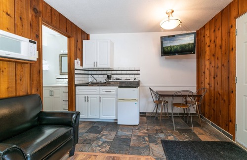 East Kootenay Hotel | Cedar Motel