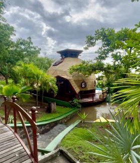 Mount Pleasant Bay Casa | Cedar Retreat Cottage