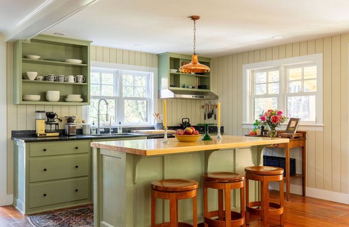 Charlotte Casa | Cedar Shingle Home on Scenic Road w Hot Tub