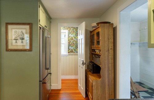 Charlotte Casa | Cedar Shingle Home on Scenic Road w Hot Tub