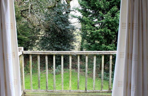 New Forest District Cabaña | Cabaña cubierta con paja en el propio jardín, en terrenos de la casa del propietario cercanos