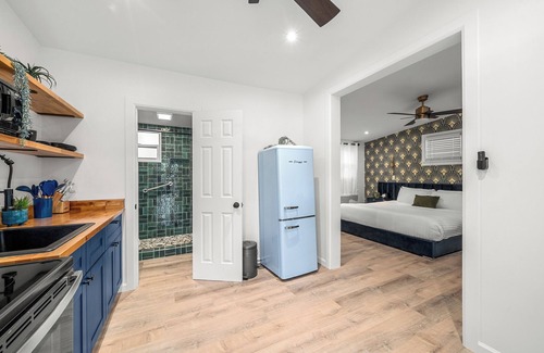 Hendersonville Hotel | CedarWood Inn