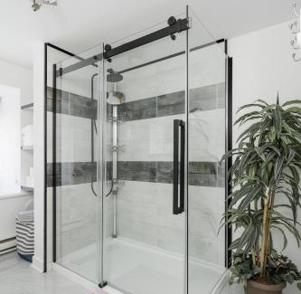 Lachine Villa | Centennial 6-Bedroom Waterfront Palace Sleeps 14