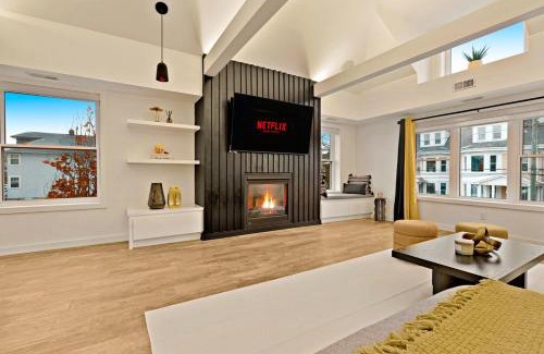 Downtown Apartamento | Central and Luxury 2BR Suite with Den & BBQ, Sleeps 6!